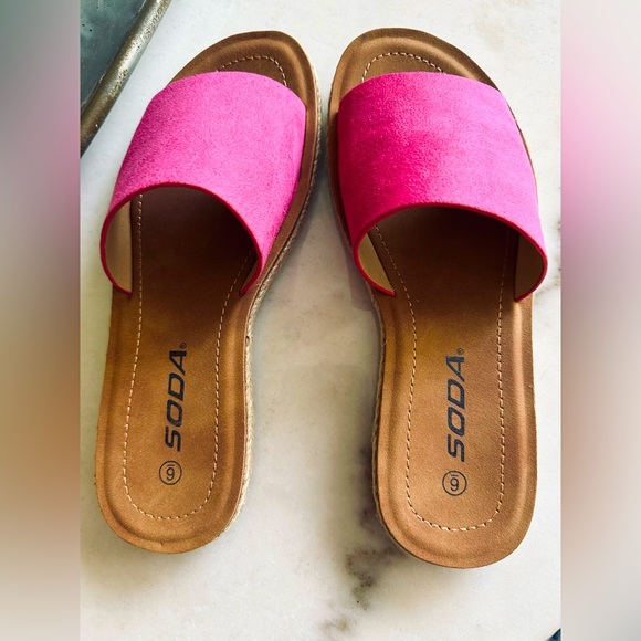 Women’s pink ultra suede flats NWOT - Picture 2 of 3